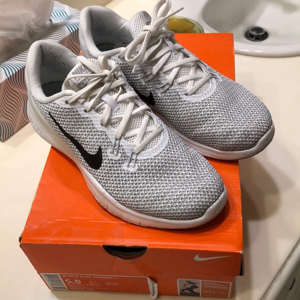 Woman’s Nike Flex Trainer size 6.5